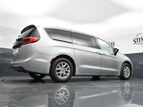 Used 2024 Chrysler Pacifica Touring-L FWD image 35