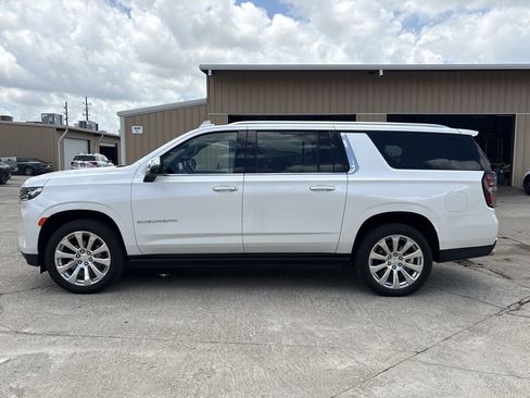 Used 2023 Chevrolet Suburban Premier AWD/4WD image 8