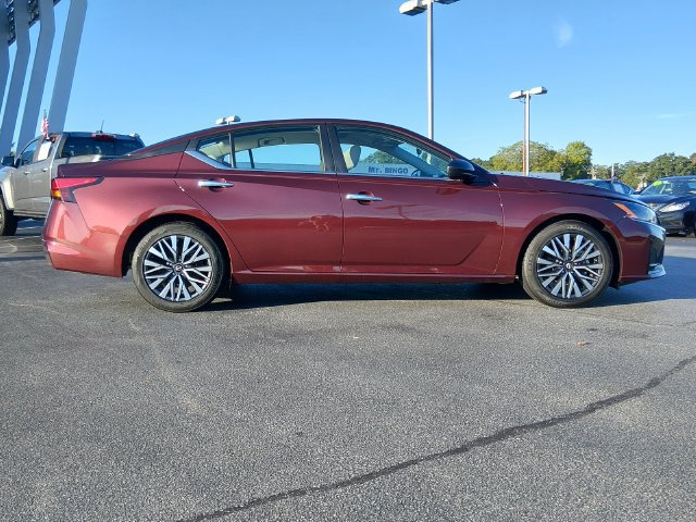 Used 2025 Nissan Altima 2.5 SV FWD image 2