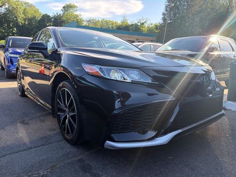 Used 2024 Toyota Camry SE FWD image 3