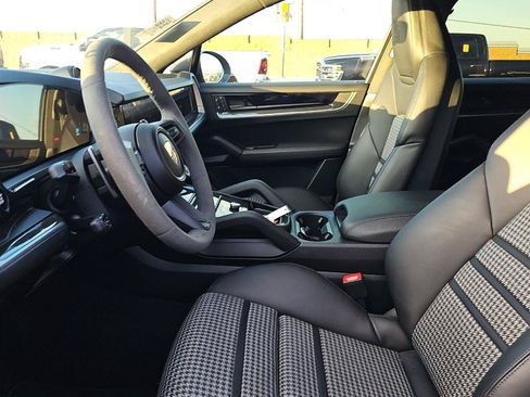 Used 2024 Porsche Cayenne S w/ Lightweight Sport Package AWD/4WD image 2