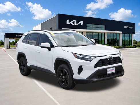 Used 2022 Toyota RAV4 XLE w/ Convenience Package FWD image 3