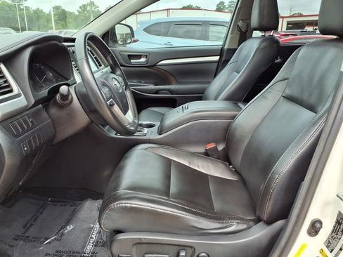 Used 2014 Toyota Highlander XLE FWD image 17