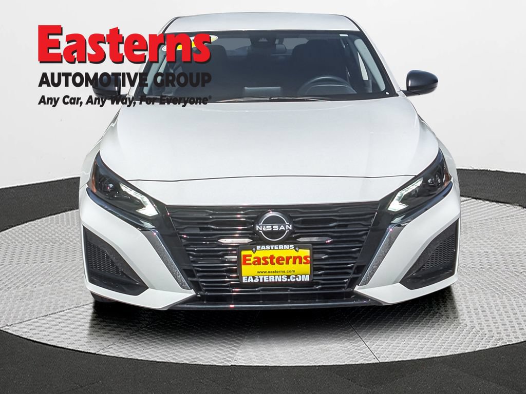 Used 2024 Nissan Altima 2.5 SV AWD/4WD image 3
