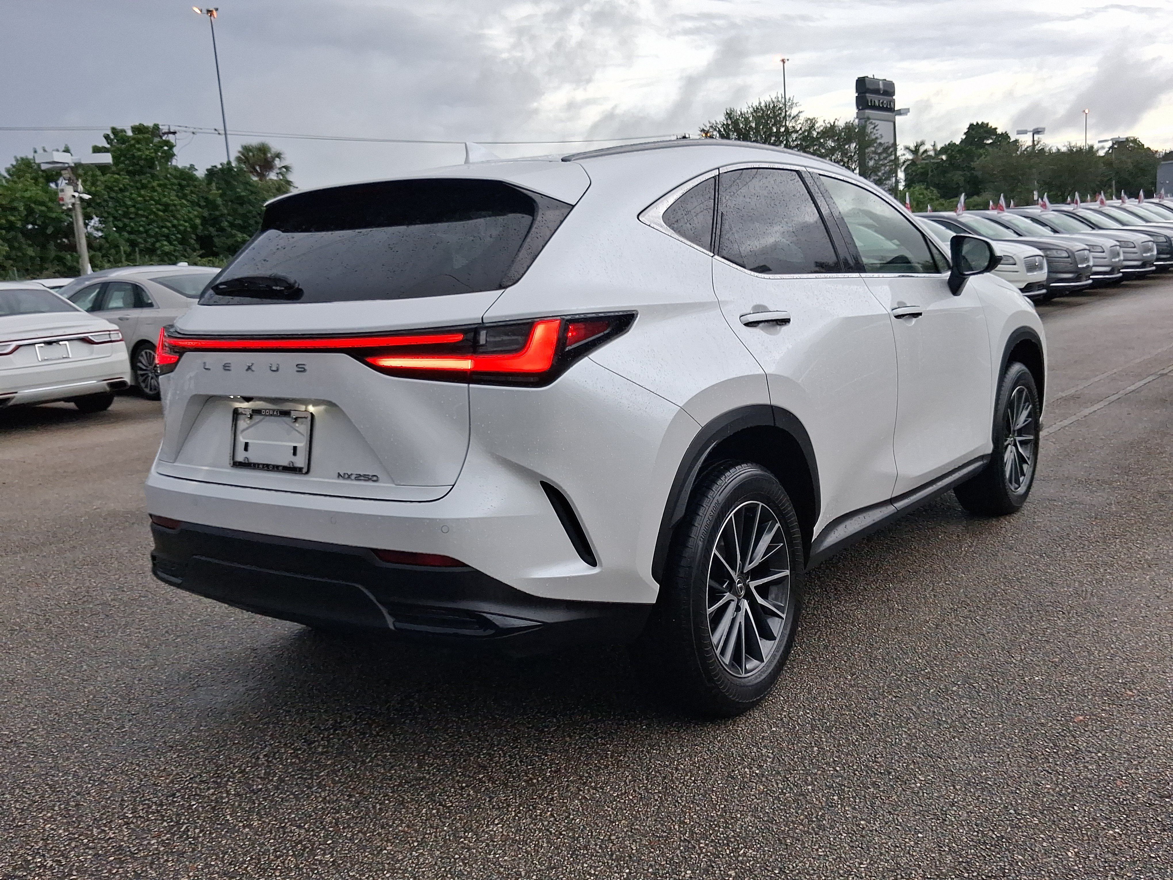 Used 2025 Lexus NX 250 FWD w/ Towing Package (2000 Lbs) image 4