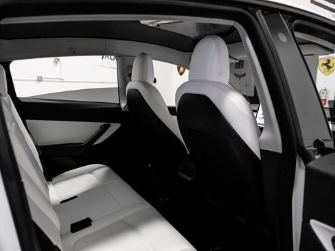 Used 2022 Tesla Model Y Long Range image 32