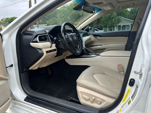 Used 2018 Toyota Camry XLE image 10