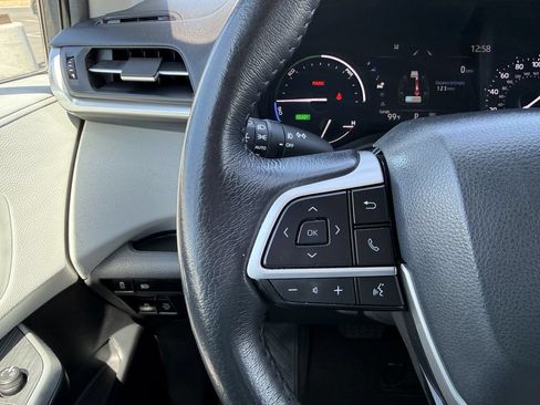 Used 2025 Toyota Sienna XLE FWD image 21
