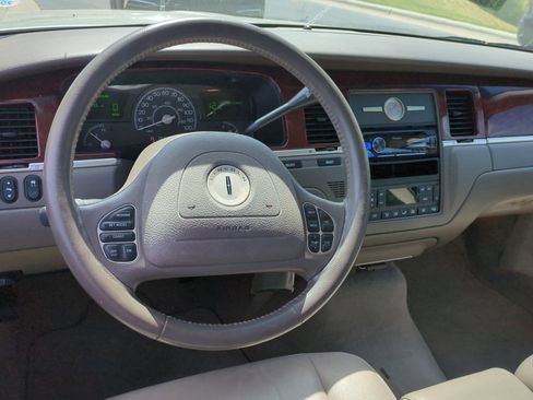 Used 2003 Lincoln Town Car Executive image 29