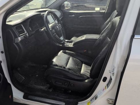 Used 2016 Toyota Highlander Limited image 3