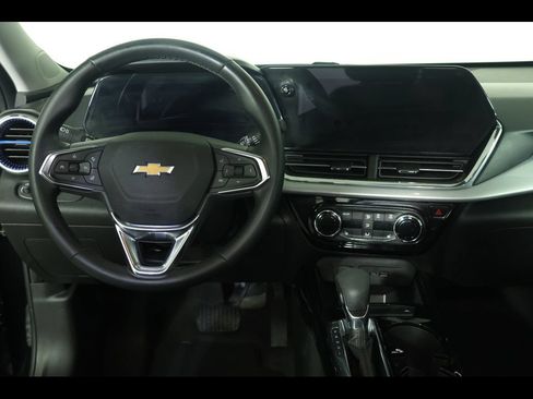 Used 2025 Chevrolet Trax LT w/ Driver Confidence Package FWD image 14