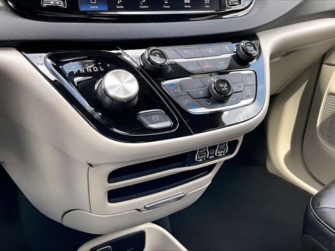 Certified 2023 Chrysler Pacifica Touring-L FWD image 25