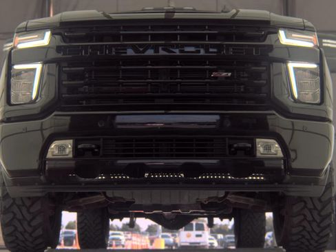 Used 2022 Chevrolet Silverado 2500 LT w/ Midnight Edition AWD/4WD image 3