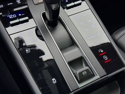 Certified 2025 Porsche Macan AWD/4WD image 22