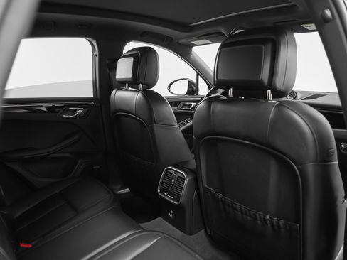 Certified 2022 Porsche Macan AWD/4WD image 24
