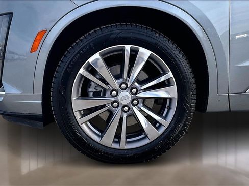 Used 2025 Cadillac XT6 Premium Luxury image 8