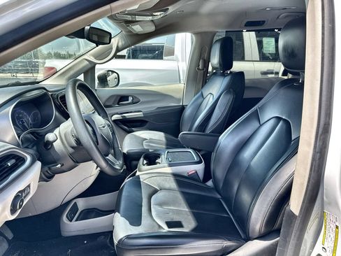 Used 2023 Chrysler Pacifica Touring-L FWD image 2