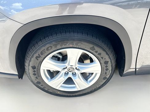 Used 2023 Toyota Highlander L FWD image 36