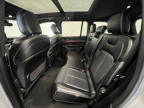 Used 2024 Jeep Grand Cherokee Overland image 5