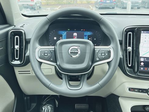 Used 2023 Volvo XC40 B5 Plus image 16