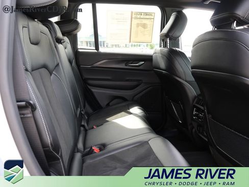 Used 2025 Jeep Grand Cherokee Altitude AWD/4WD image 12