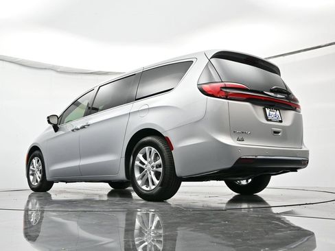 New 2026 Chrysler Pacifica Select image 40