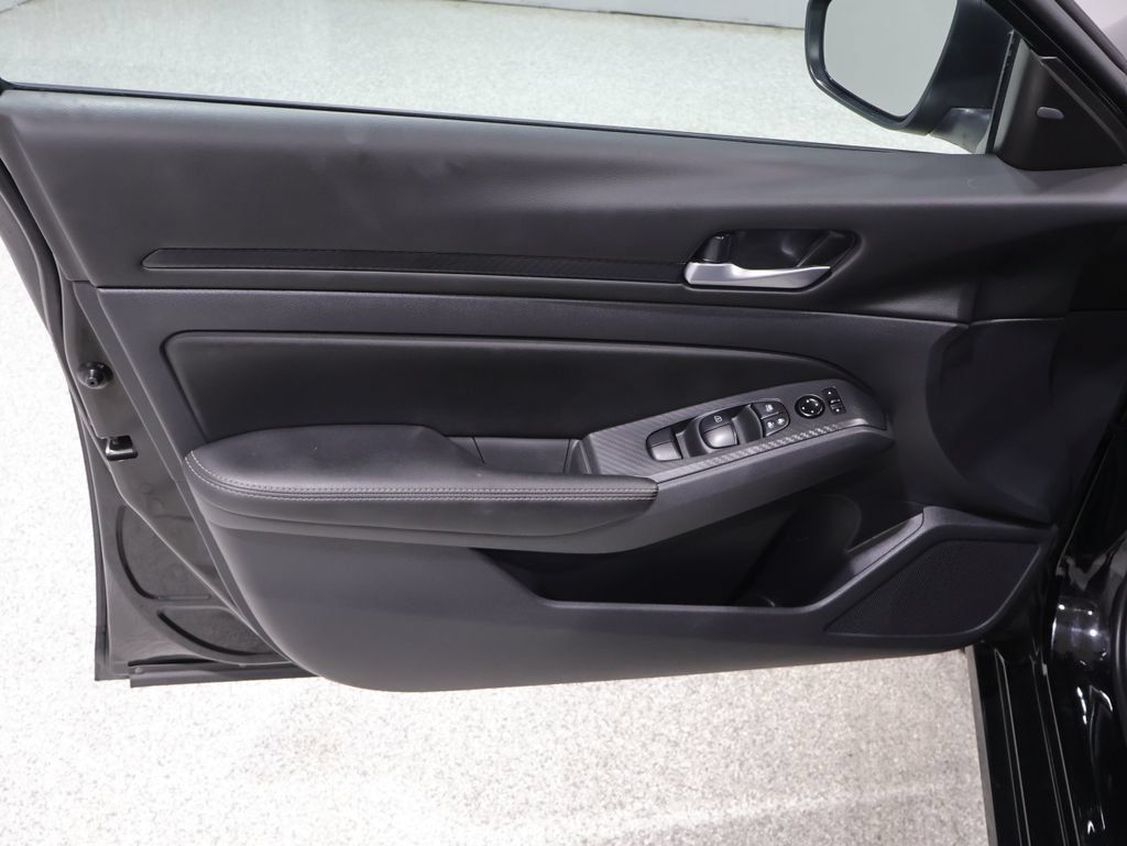 Used 2025 Nissan Altima 2.5 SV AWD/4WD image 12