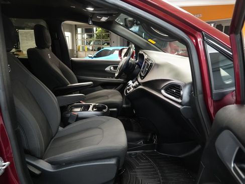 Used 2019 Chrysler Pacifica Touring Plus w/ S Appearance Package FWD image 31