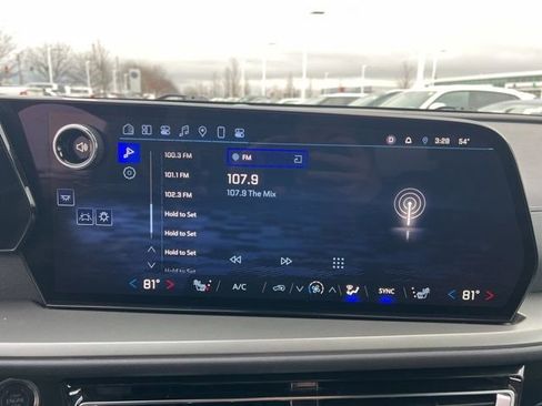 Used 2025 Chevrolet Traverse LT image 18