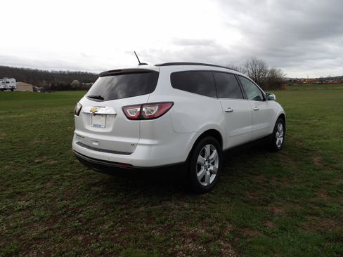 Used 2017 Chevrolet Traverse LT w/ Style and Technology Package image 6