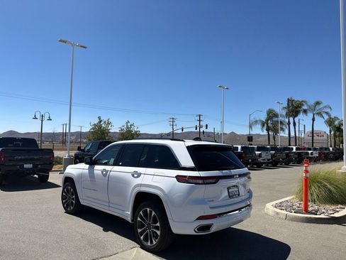 Used 2023 Jeep Grand Cherokee Overland AWD/4WD image 6