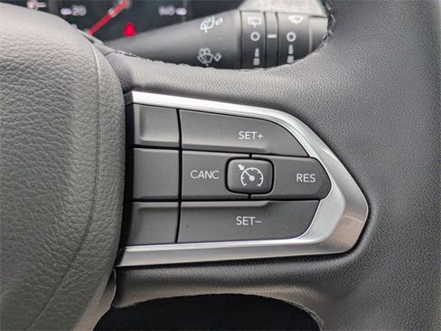 Used 2024 Jeep Compass Latitude image 28