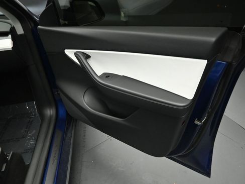 Used 2022 Tesla Model Y Long Range image 25