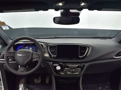 Used 2024 Chrysler Pacifica Limited w/ Uconnect Theater Family Group image 10