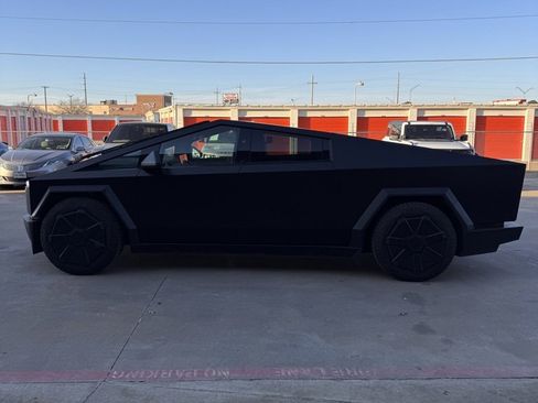 Used 2024 Tesla Cybertruck AWD Crew Cab image 4