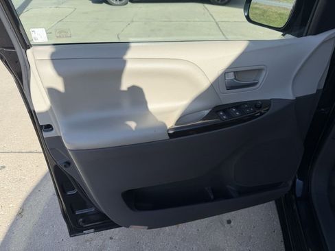 Used 2015 Toyota Sienna XLE image 10