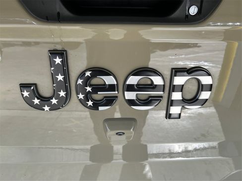 Used 2022 Jeep Gladiator Overland w/ Popular Equipment Package image 23