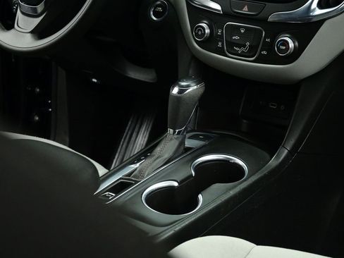 Used 2021 Chevrolet Equinox LS image 37