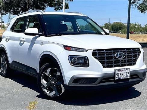 Used 2023 Hyundai Venue SEL FWD image 2