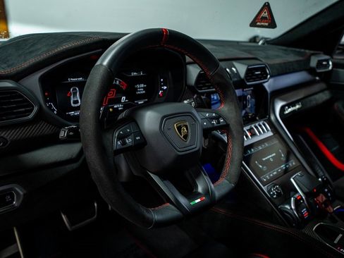 Used 2024 Lamborghini Urus Performante image 43
