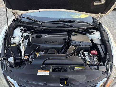 Used 2017 Nissan Altima 2.5 SR w/ Midnight Edition Package FWD image 16