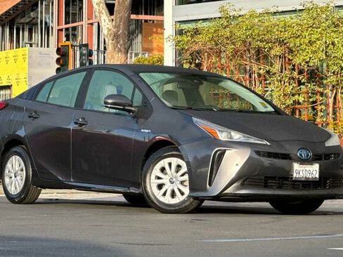 Used 2022 Toyota Prius LE image 2