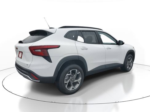 Used 2025 Chevrolet Trax LT image 6