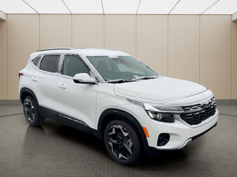 Used 2024 Kia Seltos EX image 2