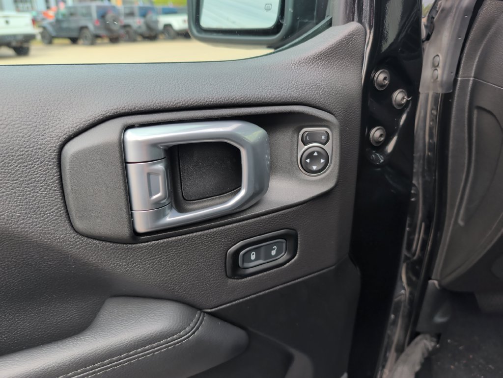 Used 2023 Jeep Wrangler Unlimited Sahara AWD/4WD image 13