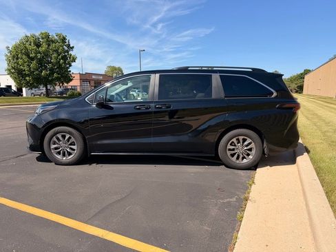 Used 2024 Toyota Sienna LE w/ LE Plus Package AWD/4WD image 5