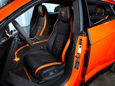 Used 2025 Lamborghini Urus SE AWD/4WD image 14