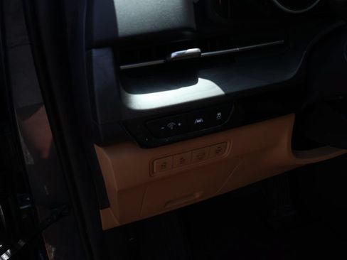 Certified 2022 Kia Carnival EX FWD image 25
