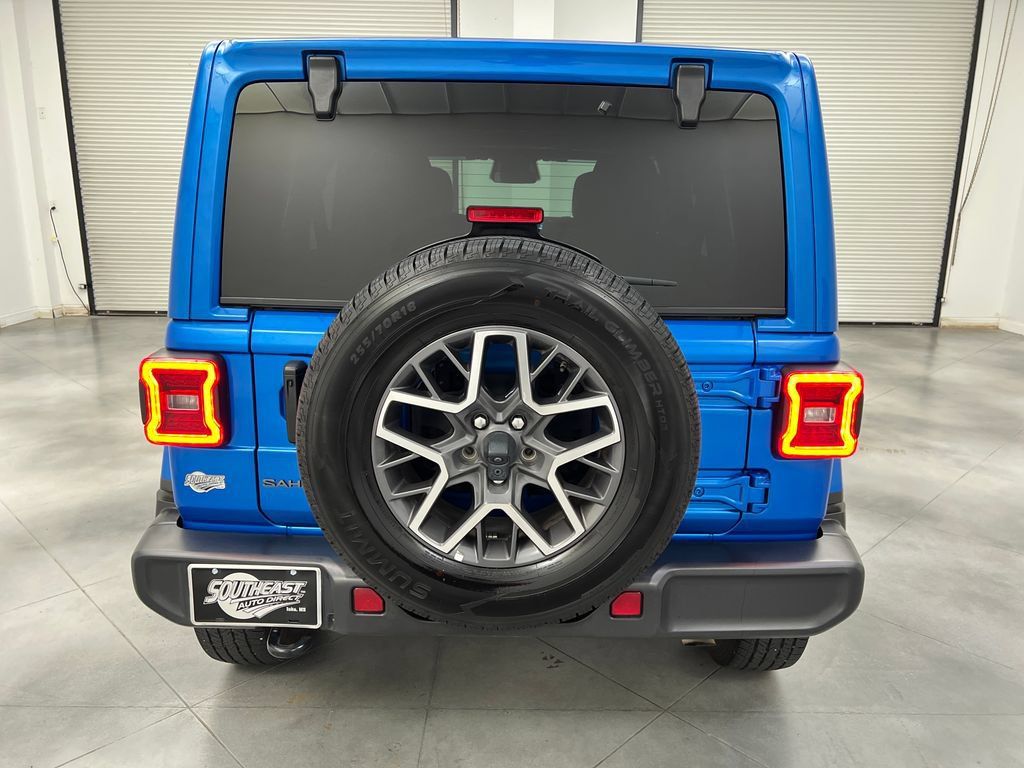 Used 2025 Jeep Wrangler Unlimited Sahara AWD/4WD image 8