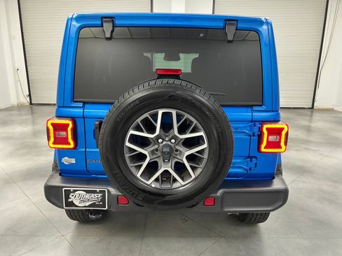 Used 2025 Jeep Wrangler Unlimited Sahara AWD/4WD image 8